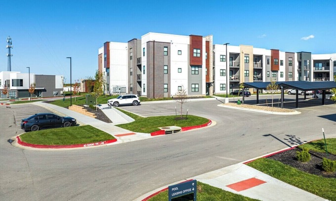 Lee's Summit Apartamento | Modern Apt. Lee's Summit Oasis + EV Charger, Shops, Dining, Park, Gym, & Freeway