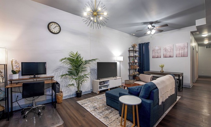 Woodlawn Condominio | Modern Apt Near U of Chicago!