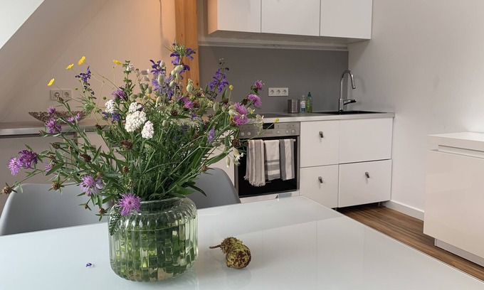 Munchen District Casa | Modern Apt sleeps 5, direct train to Oktberfest!
