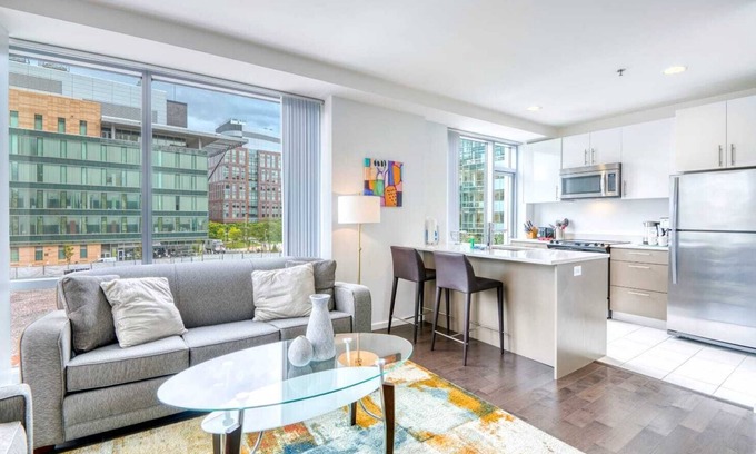 East Cambridge Apartamento | Modern Apt with Access to Sky Terrace