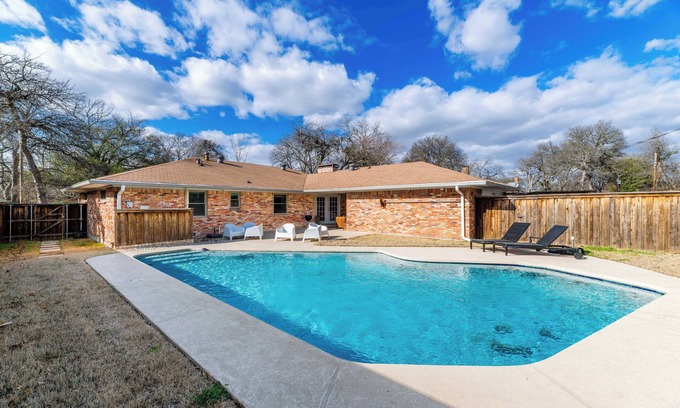 Buckner Terrace - Everglade Park Casa | Modern Art House: 3-Bedroom Home Private Pool!