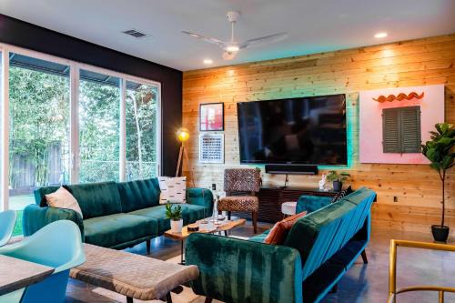 Holly Casa | Modern ATX Mansion 6th Street - 3 min scooter