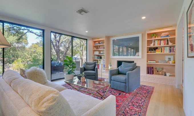 Barton Hills Casa | Modern Austin Home with Yard about 1 Mi from ACL!