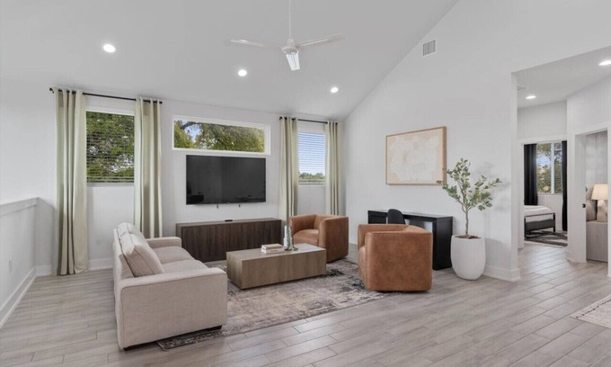 University Hills and Windsor Park Casa | Luxurious Hidden Gem - Downtown Access - Balcony