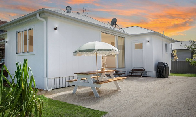 Pottsville Casa | Modern Beach House in Heart of Pottsville