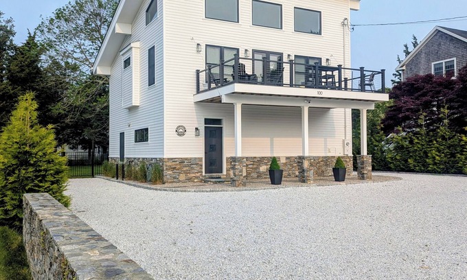 Misquamicut Casa | Modern Beach House Serenity