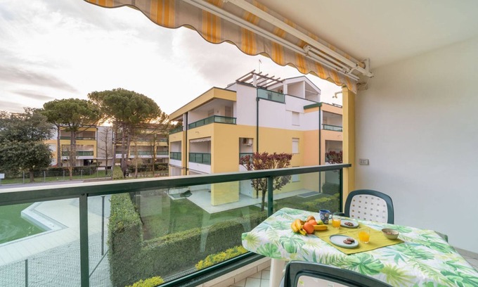 Bibione Lido del Sole Apartamento | Moderno apartamento vacacional en primera línea de playa con piscina