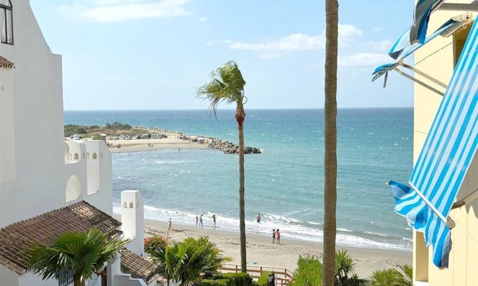Estepona Apartamento | Apartamento moderno junto a la playa con piscina, Junto a la playa a poca distancia del puerto