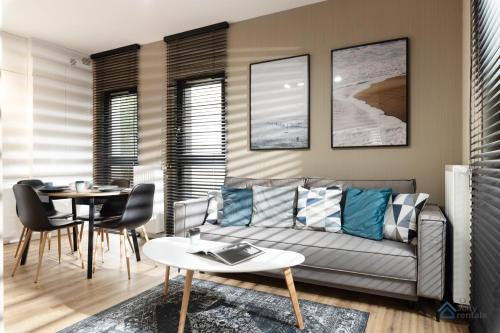 Dziaki Lesne Apartamento | Modern Beige and Grey 3city Apartment in Gdynia by Noclegi Renters