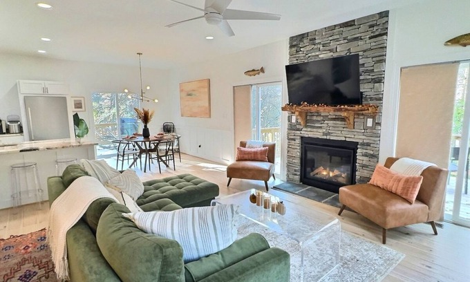 Boone Casa | Modern Blowing Rock River House-Hammock & Hot Tub