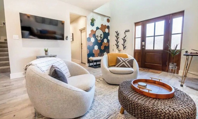 Boerne Casa | Modern Boerne Rental. 2 Master Suites + 2 Remote Workstations. Near Main Street!