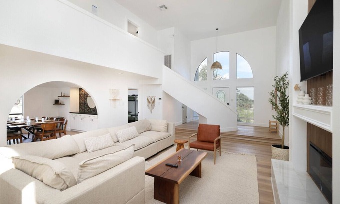 Medical Center District Casa | Modern Boho 5BR W Pool+Six flags