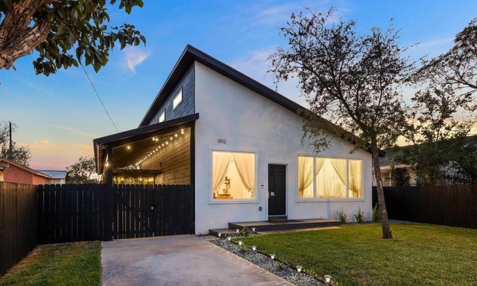 Edinburg Chalet De Esquí | Modern Boho Home with in-home gym room! + fabulous outdoor dining!
