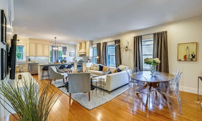 Forest Hills - Woodbourne Condominio | Modern Boston Condo | near T