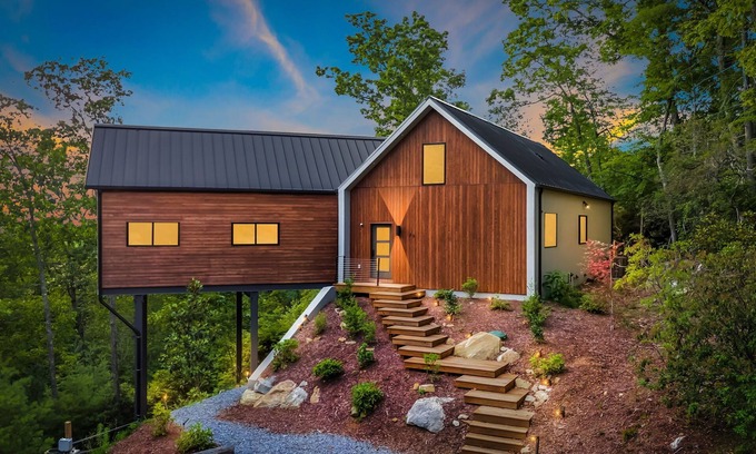 Laurel Park Casa | Modern Brand-New Mountain chalet. Hot tub and stunning views. Pet friendly!