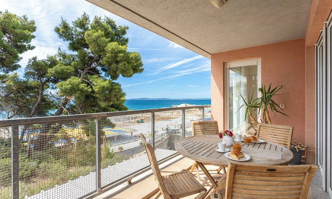 Znjan Apartamento | Modern, bright and spacious two bedroom apartment in Split next to Znjan beach.