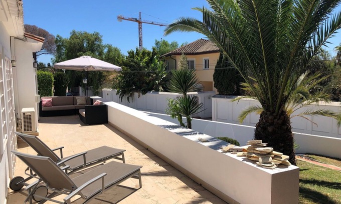 Urbanizacion Marbessa Villa | Villa moderna y brillante, con piscina, amplios jardines y sólo 300 metros de las maravillosas playas