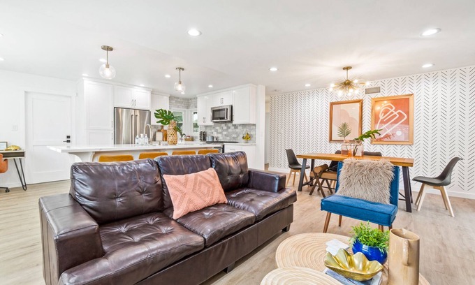 Placentia Casa | Modern Bright Remodeled Private House Near Disney/LA