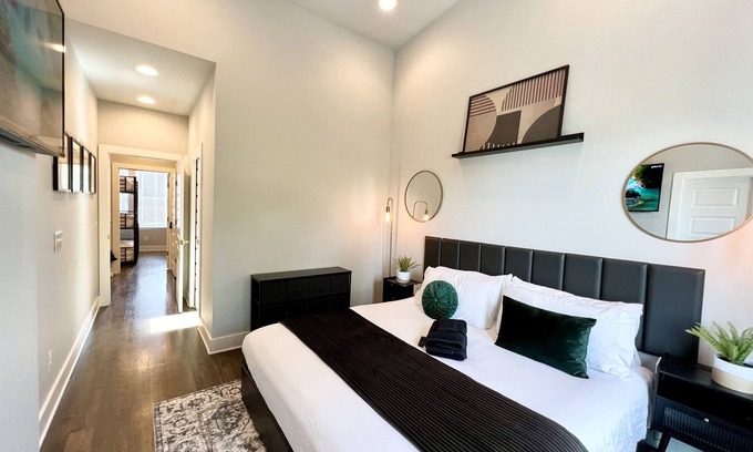 Hadley - Washington Casa | Modern & Bright Townhouse 26th Ave