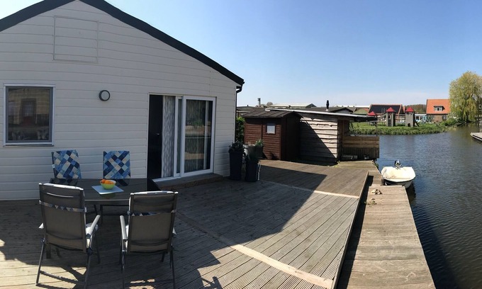 Onderdijk Casa | Modern, bright vacation home with lots of sun and its own jetty