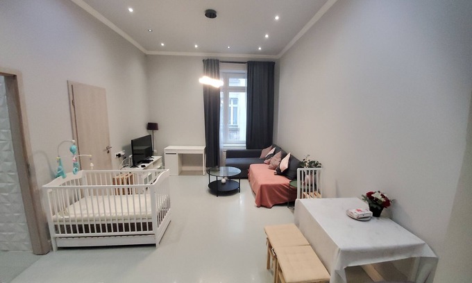Inner City Budapest Apartamento | Modern Budapest Heartbeat: Your Vibrant Oasis