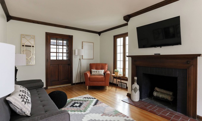Roeland Park Casa | Modern Bungalow in Cedar St