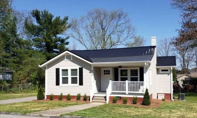 Hendersonville Casa | Modern Bungalow less than a mile from downtown Hendersonville