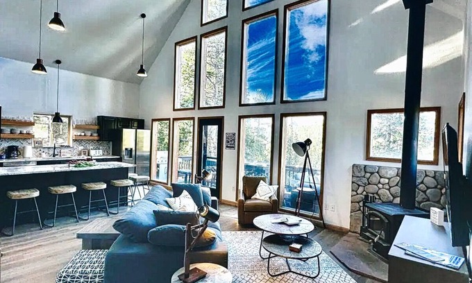Valley of the Sun Cabina | 🏡Modern Cabin🌲Mountain Views🏔Arcade Games🕹Fun For All Ages 🐶 Pet Friendly