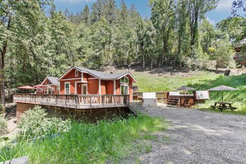 Hacienda Casa | Modern Cabin Retreat with Swim Spa Hot Tub and Air Conditioning