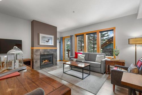 Canmore Apartamento | Modern Cabin Vibes with pool at The Lodges