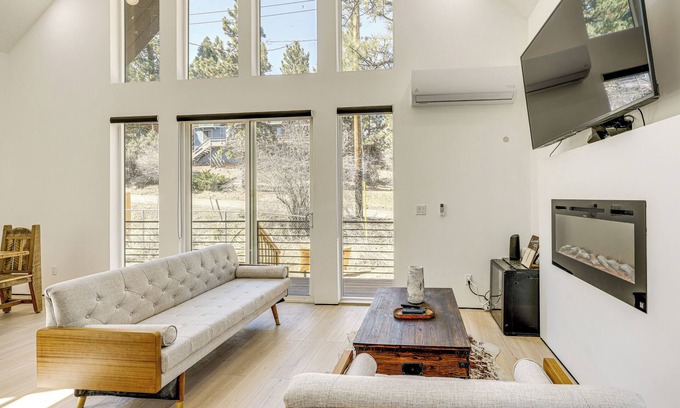 Big Bear Cabina | Modern Cabin w/ Hot Tub 5 Mi to Big Bear Lake!
