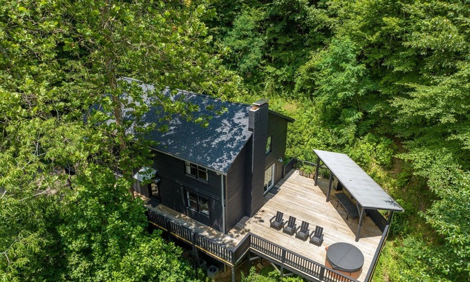 Asheville Cabina | Cabaña moderna recientemente renovada en 22 acres con bañera de hidromasaje
