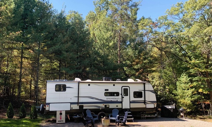 Lyndon Station Alquiler De RV | Modern Camper - Castle Rock Lake - WI Dells - Boat Rental - Dog Friendly.