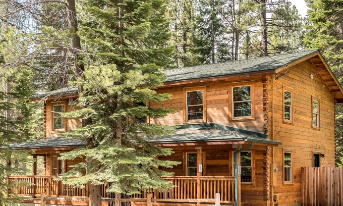 South Lake Tahoe Cabina | Modern Cedar Log Cabin w/ Hot Tub, Sauna & Pool Table
