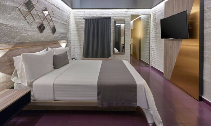 Historic Center Hotel | Modern Centro Suite – Walk to Zócalo, Museums, Great Food & Historic Sights!