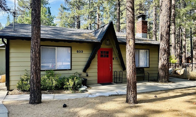 Big Bear Chalet De Esquí | Modern Chalet W/Spa Centrally-Located In The Heart Of Big Bear! Dogs Welcome!