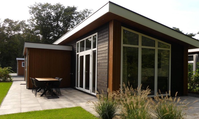 Oldebroek Chalet De Esquí | Chalet moderno con hermoso jardín, ubicado en un parque de vacaciones junto al bosque