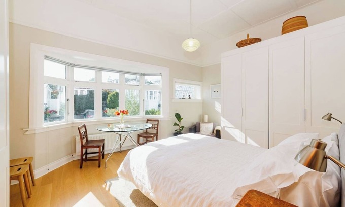 Wellington Casa | Modern Character Villa | Parking & Sunny Courtyard