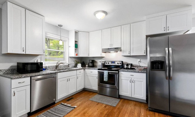 Greensboro Casa | Modern Charm & Garden View
