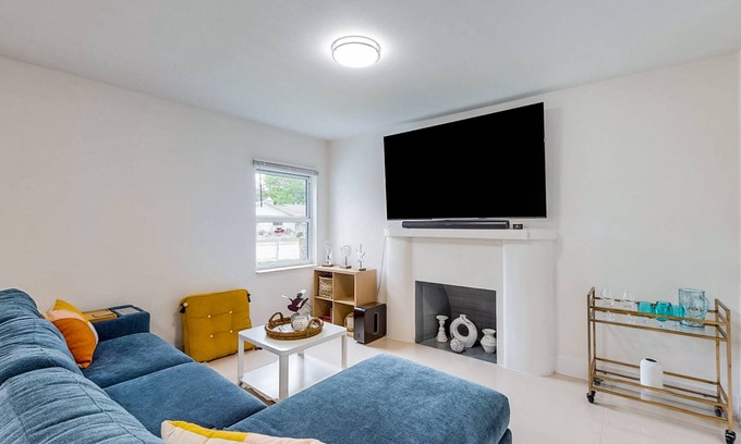 Gladeview Casa | Modern charmer with wood fireplace, central location, & AC