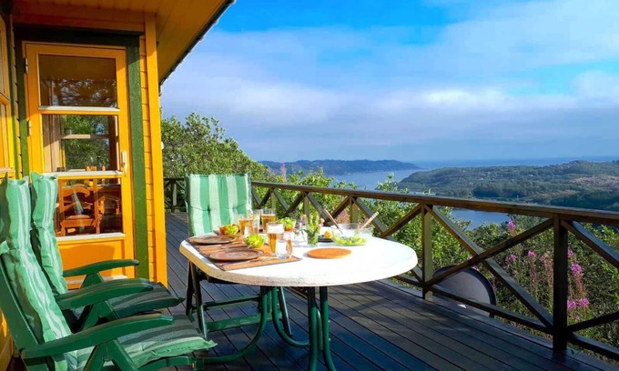 Lyngdal Casa | Moderno y encantadora casa de madera con una vista fantástica de los fiordos, Mar del Norte, islas