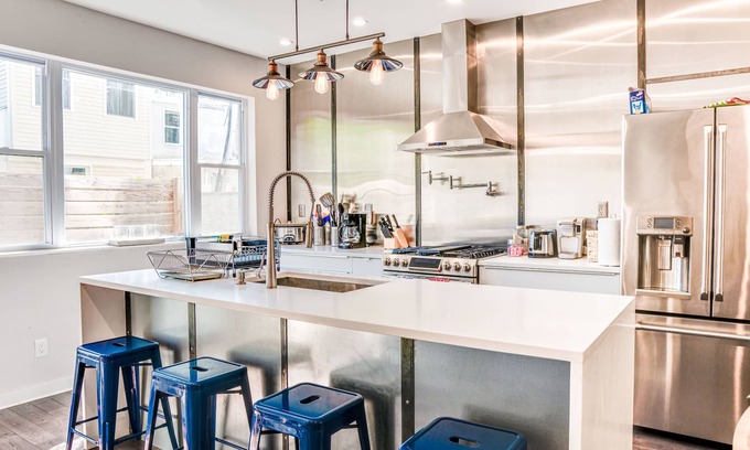 Point Breeze Casa | Moderno, cocina de chef, terraza en la azotea, baños tipo spa