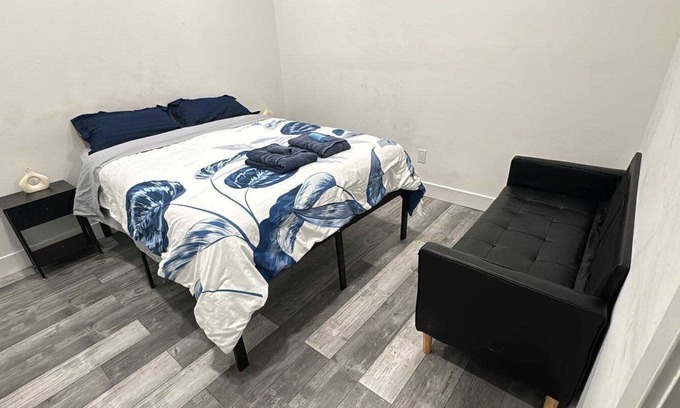 East Parkside Apartamento | “Modern Chic 1-Bedroom Apartment – Sleeps 3"