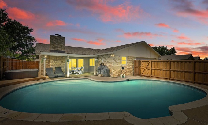 Northeast Carrollton Casa | Modern & Chic 4-BD/2-BA | Pool, Hot Tub, BBQ Grill