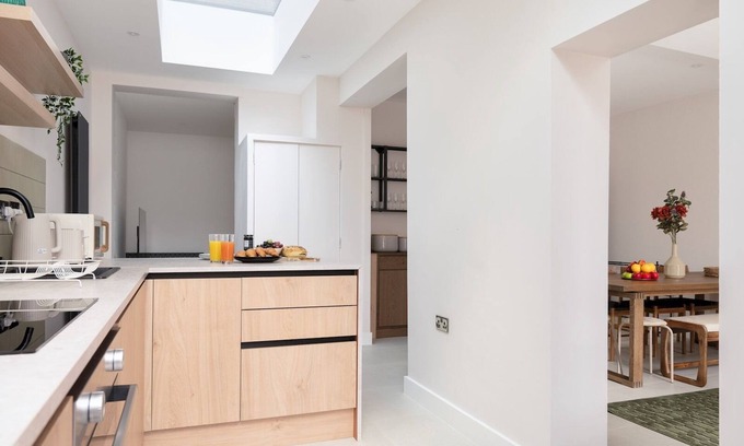 Oxford Casa | Modern, Chic 5BR Townhouse - Central Oxford | Pass the Keys