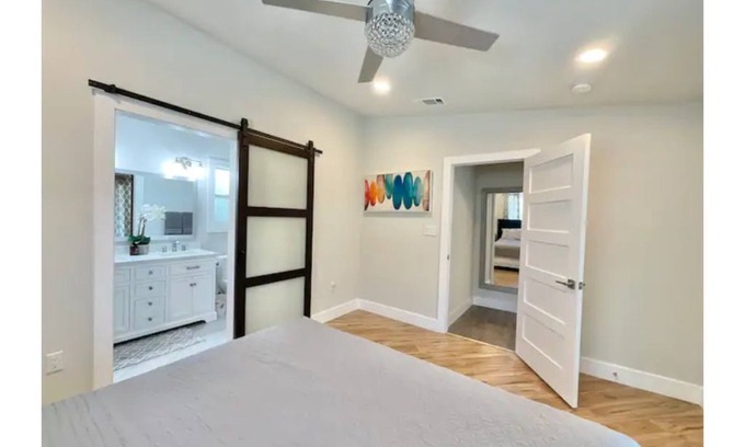 North Austin Civic Association Casa | Modern Chic Cozy ★ Beautiful Newly Renovated Home 5 min from The Domain