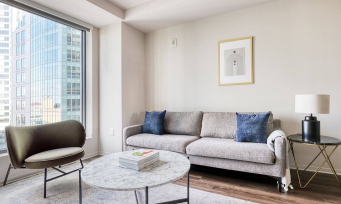 Theatre District Apartamento | Modern Chinatown/Theater District 2BR w/ W/D & Gym, nr T, by Blueground