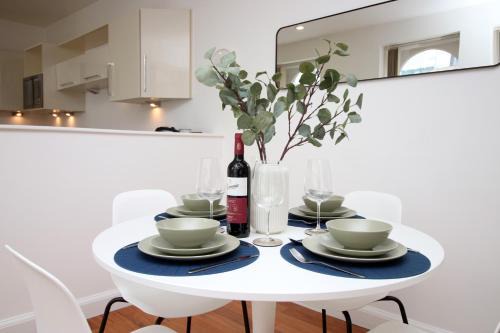 Castle Quarter Apartamento | Modern City Apartment , 2-Bed, En-Suite, Central