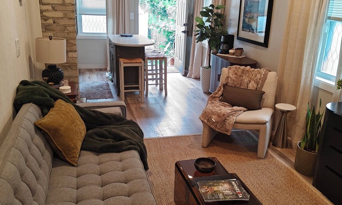 Payne - Phalen Casa | Modern City Home, WI-FI, Privacy, 1-mile downtown St Paul