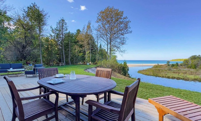 Inverhuron Cabaña | Modern Classic *LakeViews*